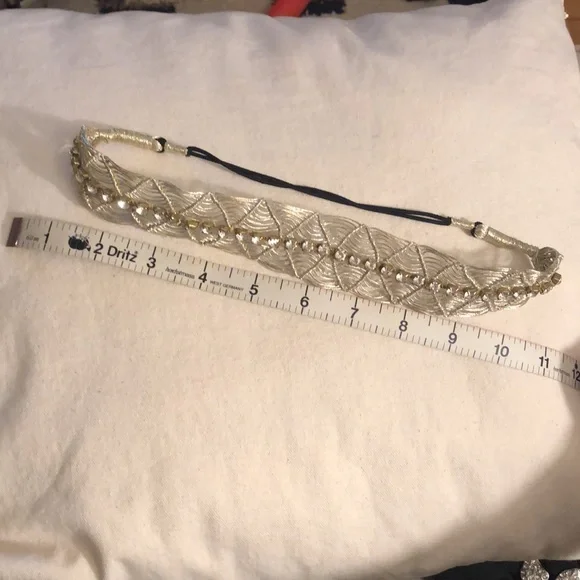 💎 Amazing jeweled headband. Amazing gold wire detail for ultimate Queen vibes. - Picture 8 of 16